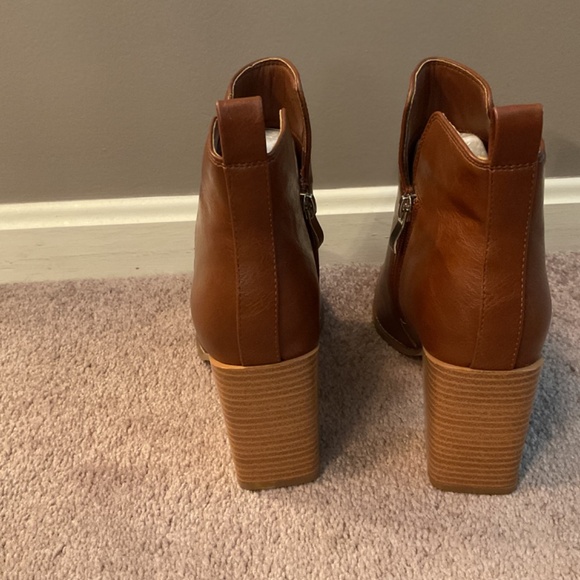 Juliet Holy women’s V cut ankle bootie - Picture 5 of 5